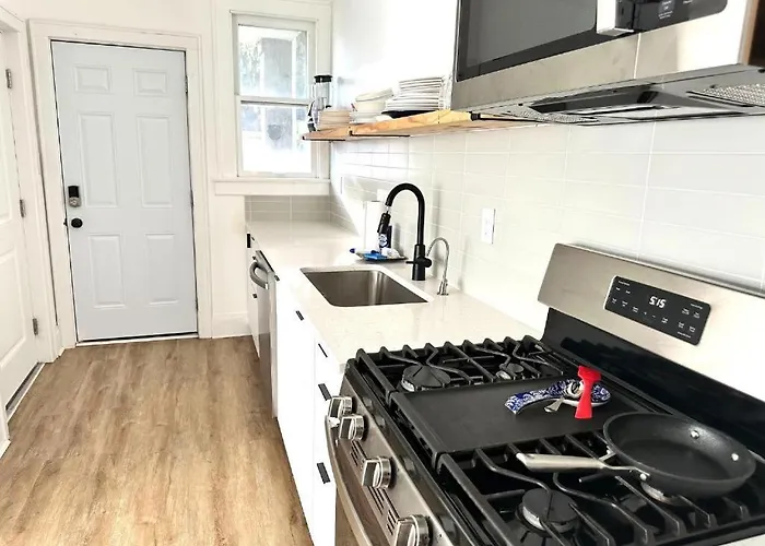 2br Urban Hideaway Near Downtown Apartment *